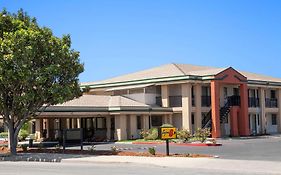 Super 8 By Wyndham Salinas
